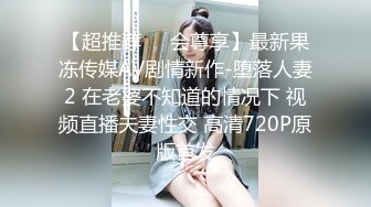 金发大妈上演脱衣秀