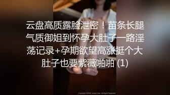 我抱着老婆掰开双腿让大学生进入，老婆第一次尝试这样玩，我操她都没叫这么大声！